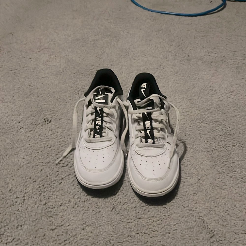 White Nikes boys 2.5